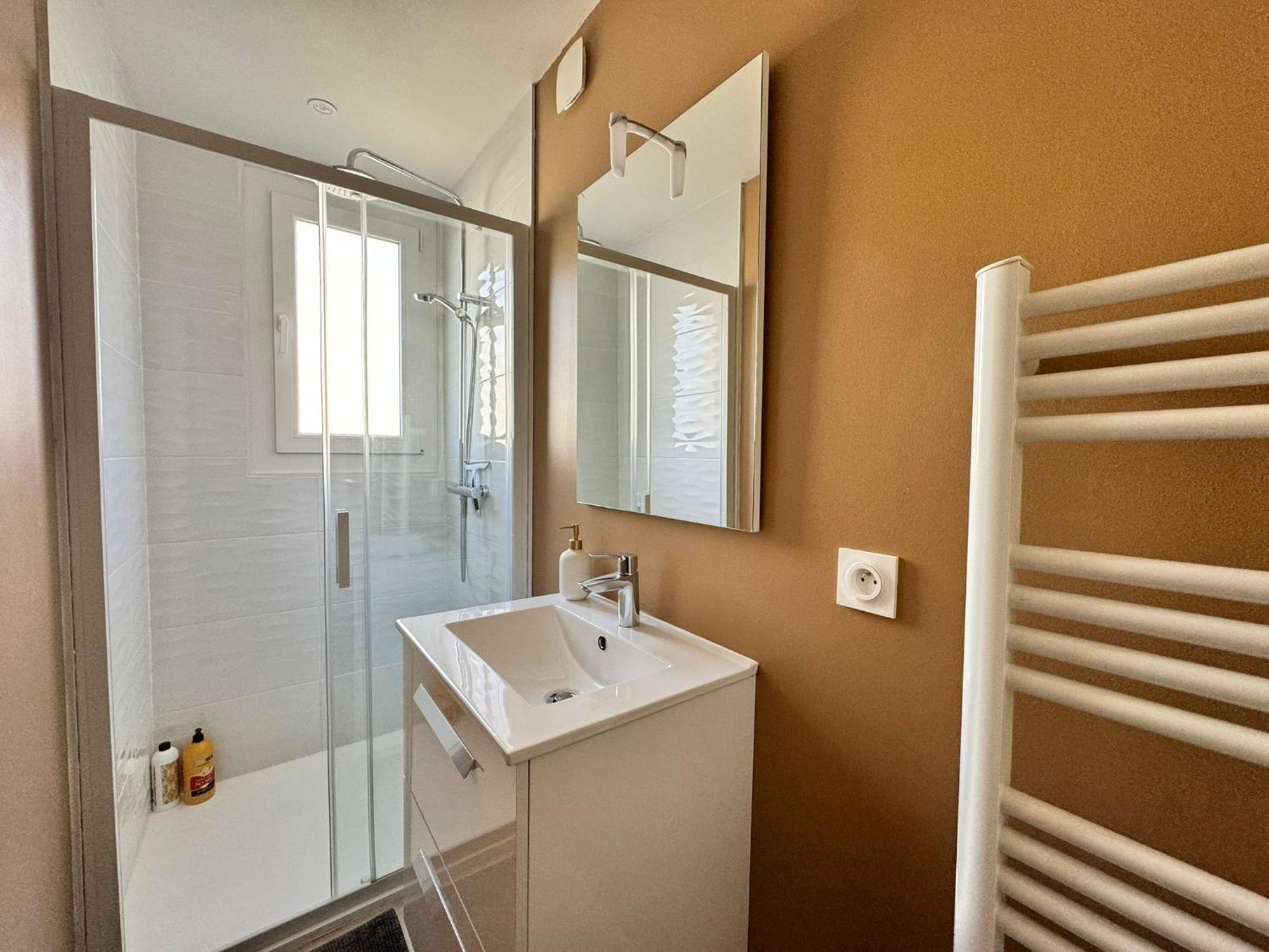 Le 122 - Parking Apartment Rodez Bagian luar foto
